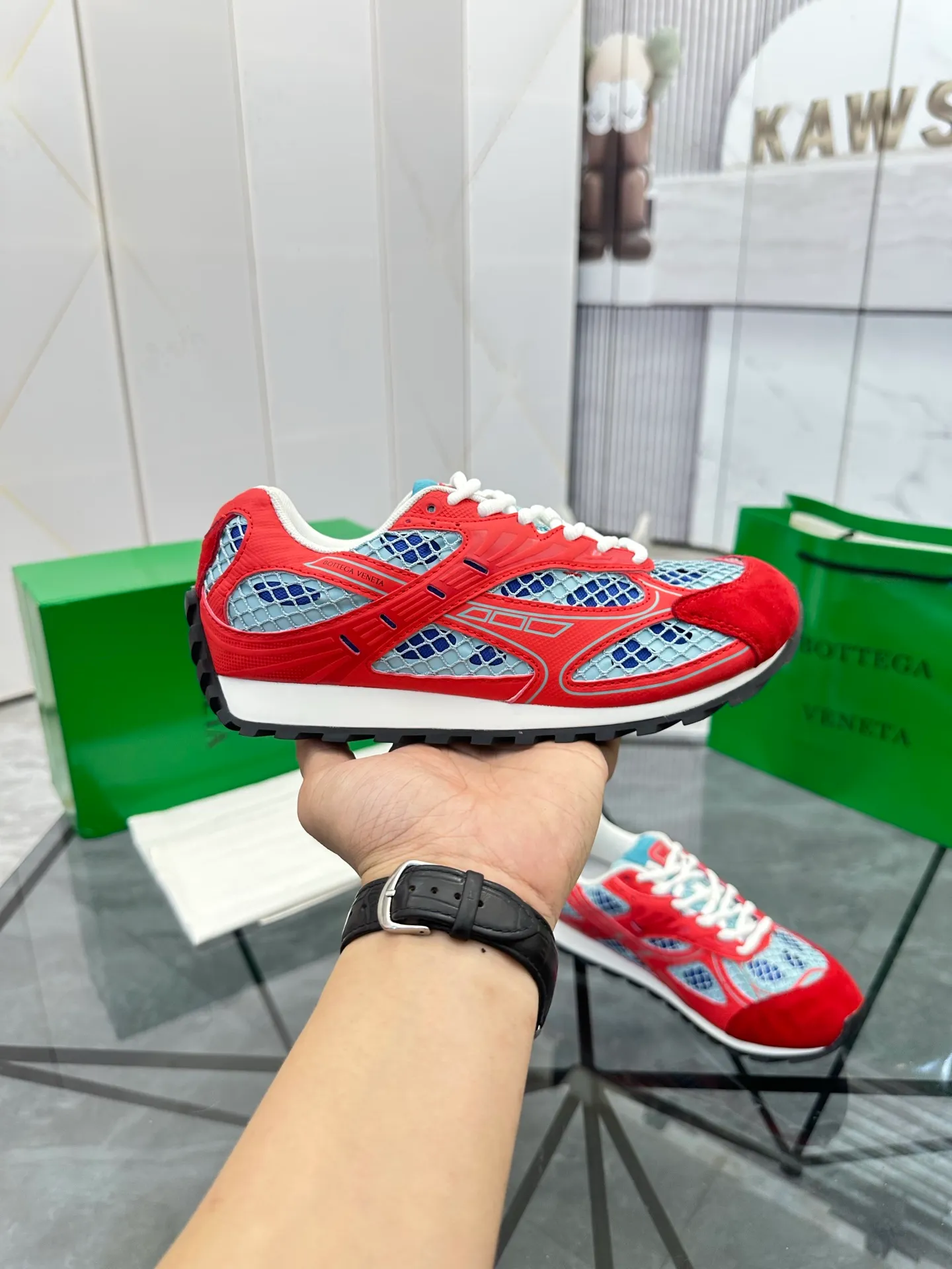 Factory men's shoes 💰: 620💰 (top version) BV Orbit sneakers Wang Yibo's same style couple's dad shoes Runner sneakers, made of lightweight technical mesh fabric. Matched with geometric pattern designed rubber outsole Wang Zha series high version Look for the package craftsmanship The actual height is much higher, but the legs are still slim. Very nice and playable and durable Matching to the standard 💯 Package shoe technology Look for the high version The outsole is made of color-blocked TPU outsole Women's model 35 36 37 38 39 40 41 (40 41 customized) Men's model 38 39 40 41 42 43 44 45. (Customized size 38 45.46) No. H345